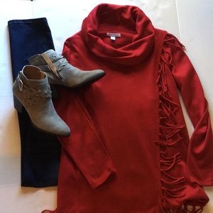 🎉🎉🎉 HP NY&Co red fringed cowl neck sweater top.